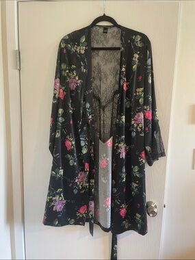 Victoria's Secret Black Floral Lace-Trim Kimono